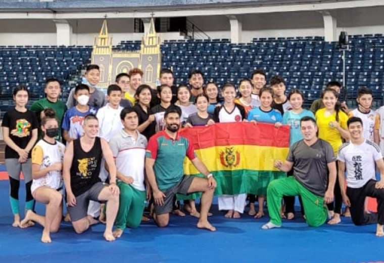 El equipo boliviano de karate que compitió en Guayaquil. Foto: Feboka