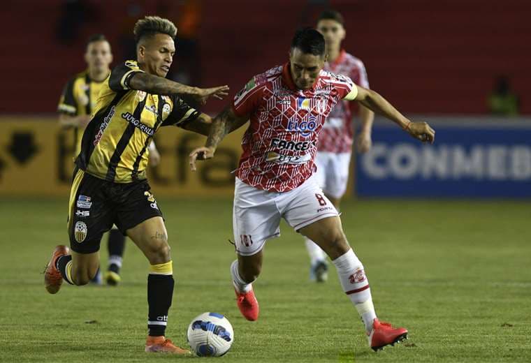 Avilés (d), de Independiente, y Garcés, de Táchira, disputan la pelota. Foto: AFP