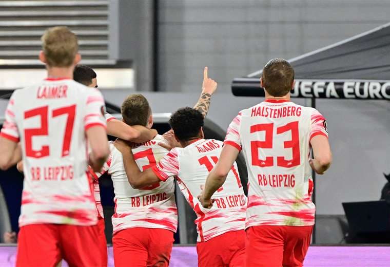 El festejo de los jugadores del RB Leipzig que este jueves derrotaron al Glasgow. Foto:AFP