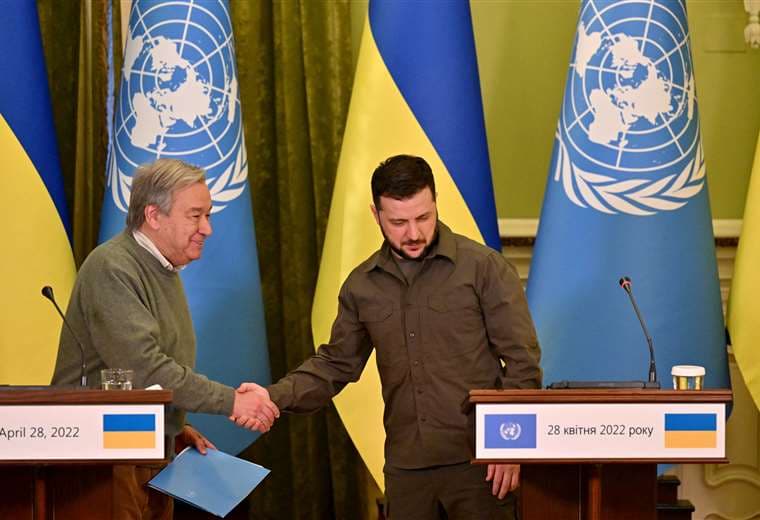 Guterres junto al presidente ucraniano Volodimir Zelenski