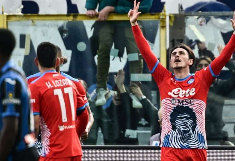Eljif Elmas (dcha.) marcó el tercer gol del Nápoles y lo celebra. Foto: AFP