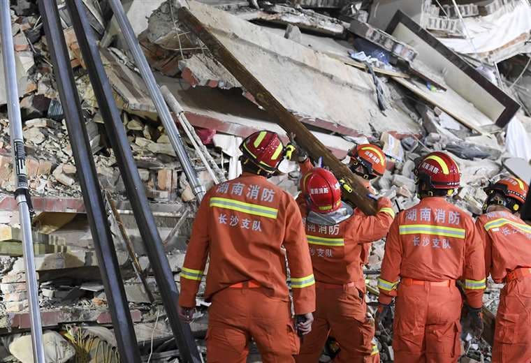 Decenas de personas atrapadas y desaparecidas en derrumbe de edificio en China | AFP