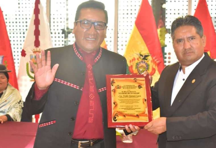 Freddy Mamani y Héctor Aguilar el día de la condecoración