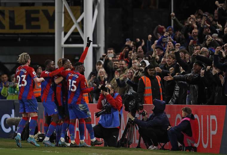 El festejo de los jugadores del Crystal Palace con su hinchada. Foto: AFP