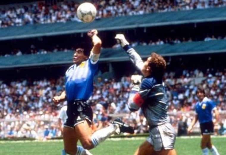 La imagen de Maradona marcando el gol con la mano a Inglaterra. Foto: Internet