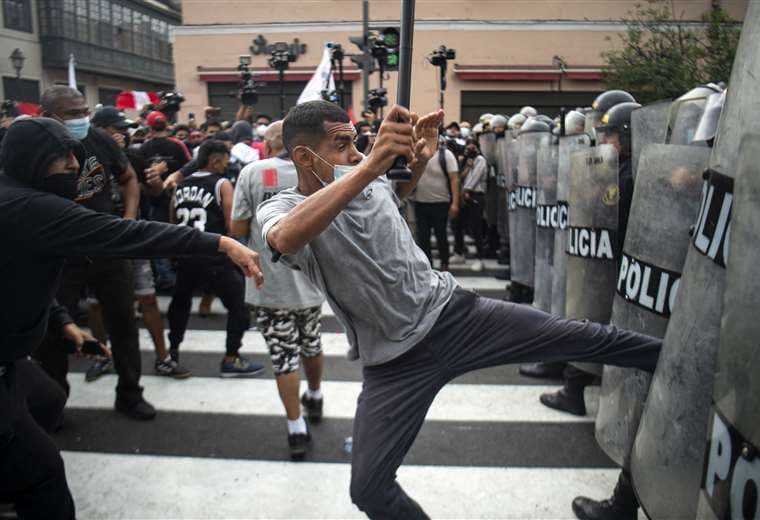 Con el fin de contener las protestas el toque de queda llegó a su fin /AFP 
