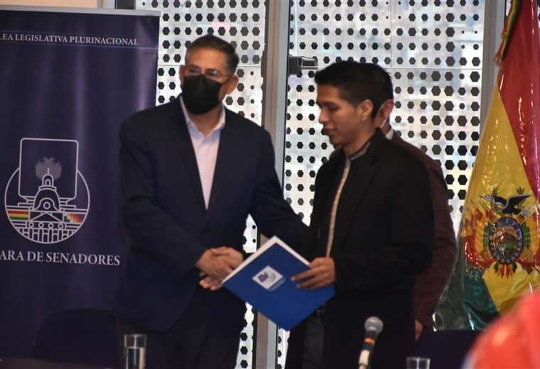 Ibo Blazievic entrega el documento al senador Andrónico Rodríguez