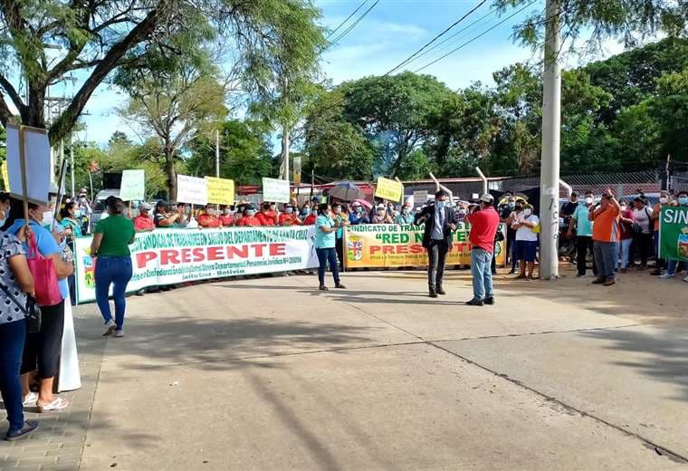 Trabajadores de salud protestan afuera de la Quinta Municipal en su segundo día de paro
