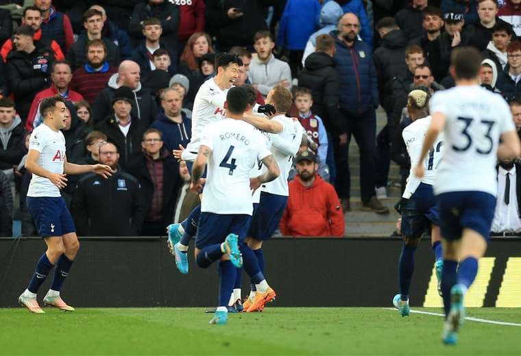 Celebran los jugadores del Tottenham con su hinchada. Foto: AFP