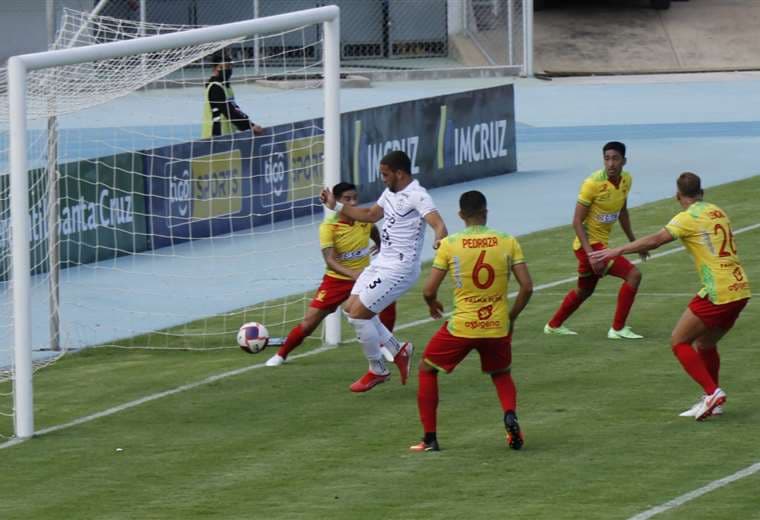 El gol de García ante la presencia de defensores de Palmaflor. Foto: APG