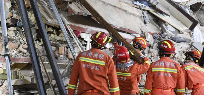 Grupo de rescate trabaja sobre los escombros del edificio derrumbado. Foto: DW