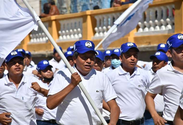 Guerreros Azules desfilan en Oruro por el día del Trabajador. Foto: E. Castillo
