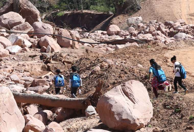 Los niños van a una escuela improvisada esquivando piedras. Foto: Fuan Landivar