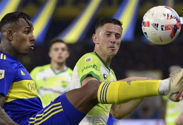 Sebastián Villa (izq.) anotó el primer gol de Boca. Foto: AFP