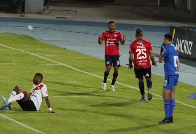 Andrés Chávez celebra su gol con Enrique Áñez. Foto. APG