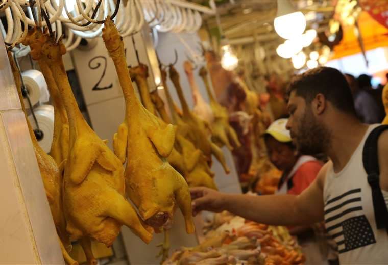 La carne de pollo solo se vende en el mercado interno/Foto: EL DEBER