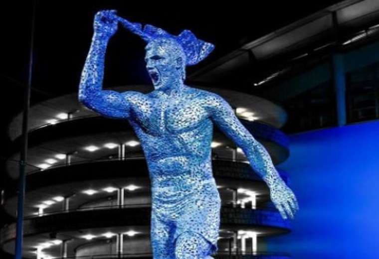 La estatua de Sergio Agüero en Manchester. Foto: M. City