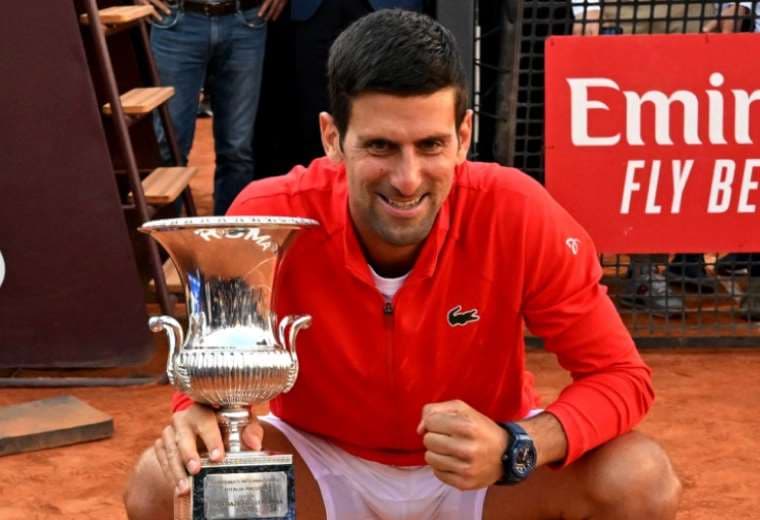 Novak Djokovic, con el trofeo de campeón en Roma. Foto: AFP