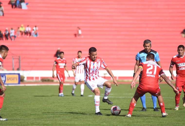 Campos con la pelota ante la marca de un jugador de FC Universitario. Foto: APG