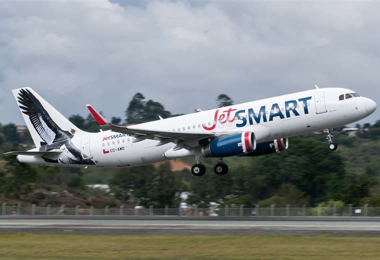 Avión de JetSmart en un aeropuerto de Santiago.