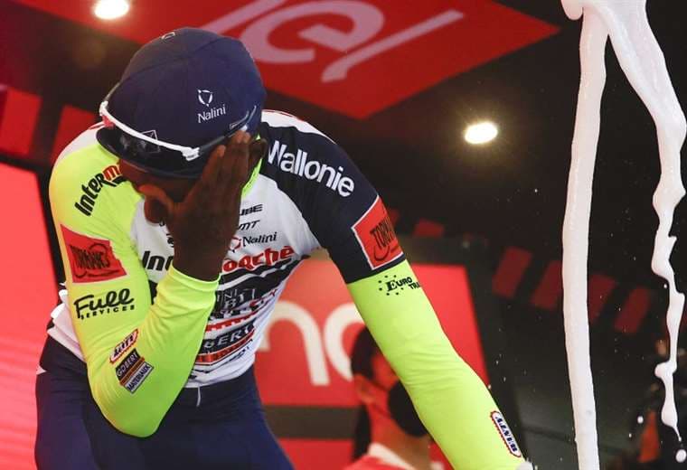 El ciclista Biniam Girmay pasó de la alegría a la tristeza. Foto: Internet