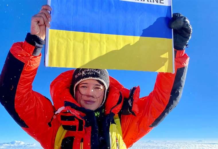  Antonina Samoilova muestra la bandera de Ucrania en la cima del Everest. Foto. AFP
