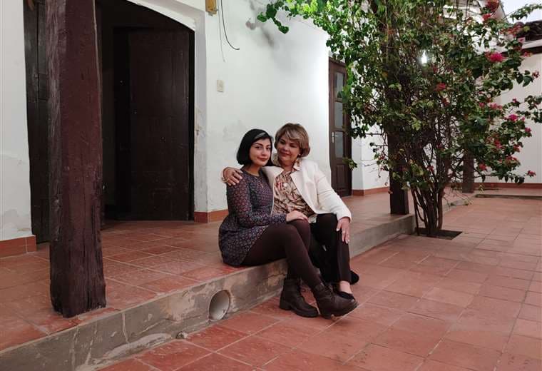 Carmen Lucía y su mamá, Carmen Sandóval en la Casa Carmencita