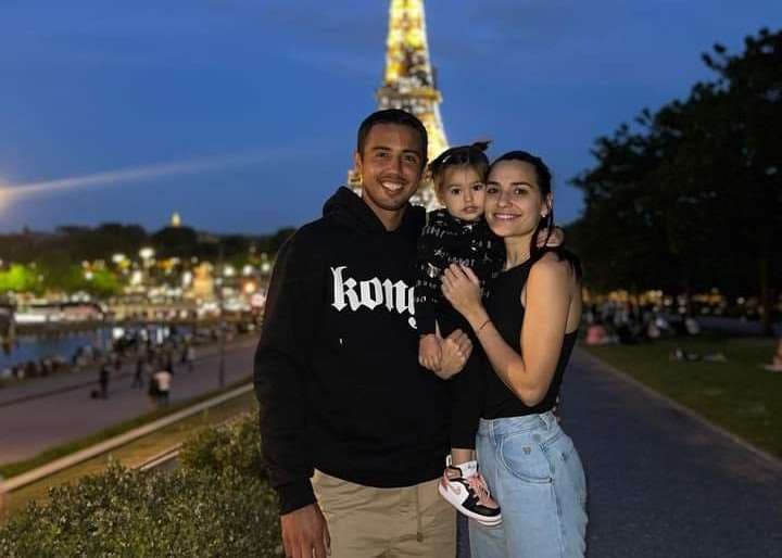 Hugo Dellien con su esposa e hija en París. Foto: H. Dellien