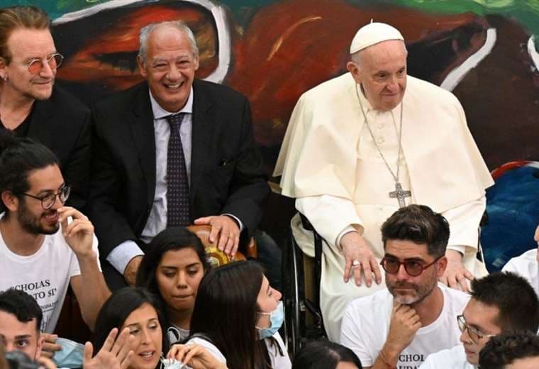 Papa Francisco y Bono durante la audiencia en el Vaticano
