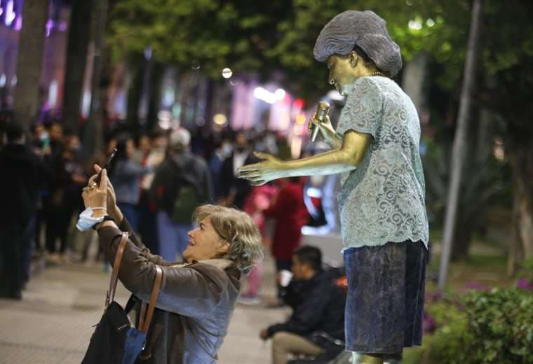 Una mujer se toma una selfi con la estatua de Gladys Moreno. Foto: Fuad Landívar