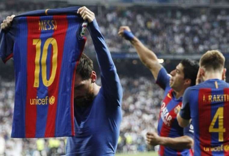 Lionel Messi con la camiseta que hizo su gol 500 en un clásico. Foto: Internet
