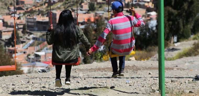 La pareja de adolescentes en un mirador en La Paz / RR.SS