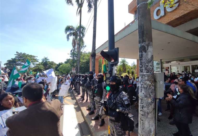 Protesta ante la Gobernación impidió atención normal. Foto: J. Ibáñez