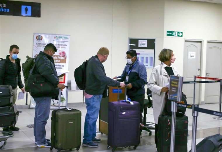 Control de equipajes de los viajeros /Foto: AN