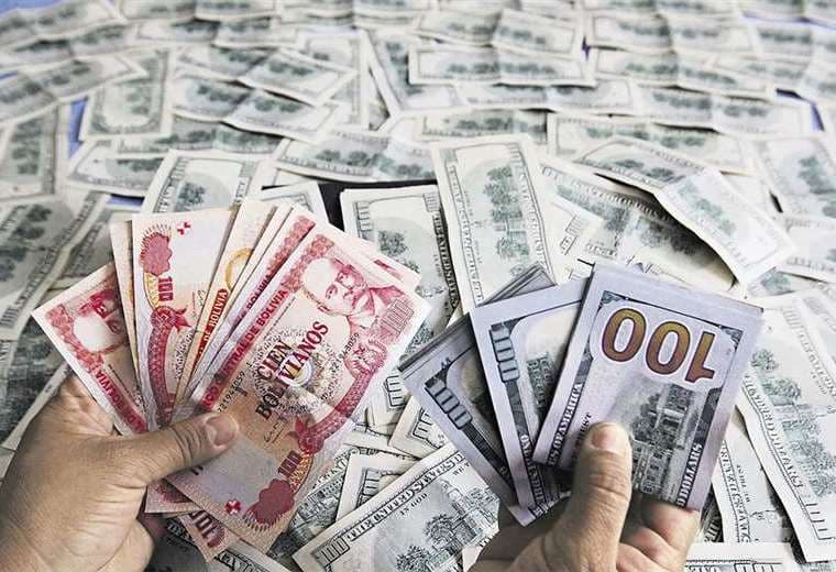 Economistas advierten un nivel bajo de reservas en divisas 