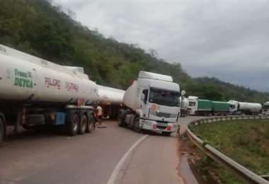 En Oruro y Potosí se reportan largas filas de camiones en busca de diésel  