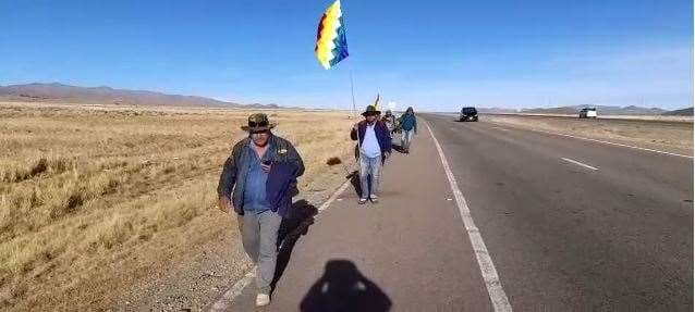 Trabajadores de Santa Cruz cumplen su tercer día de marcha hacia La Paz