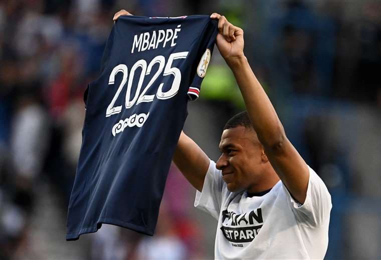 MMbappé con la camiseta del PSG en la que confirma que se queda hasta 2025. Foto: AFP