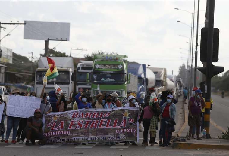Vecinos de La Estrella bloquean la carretera a Cotoca/Foto: Jorge Gutiérrez