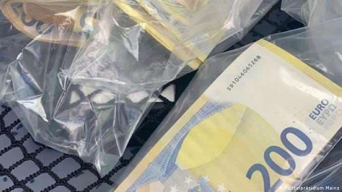 Investigan misteriosa lluvia de billetes en la ciudad alemana de Maguncia