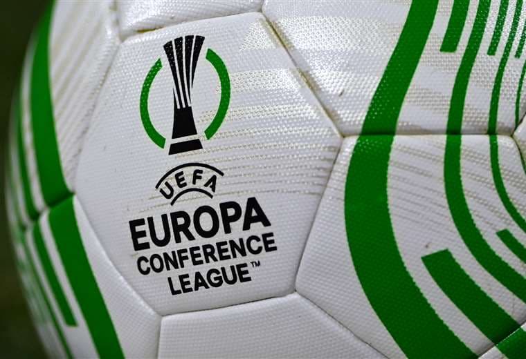 El balón de la final de la Liga Europa Confefencia. Foto: AFP