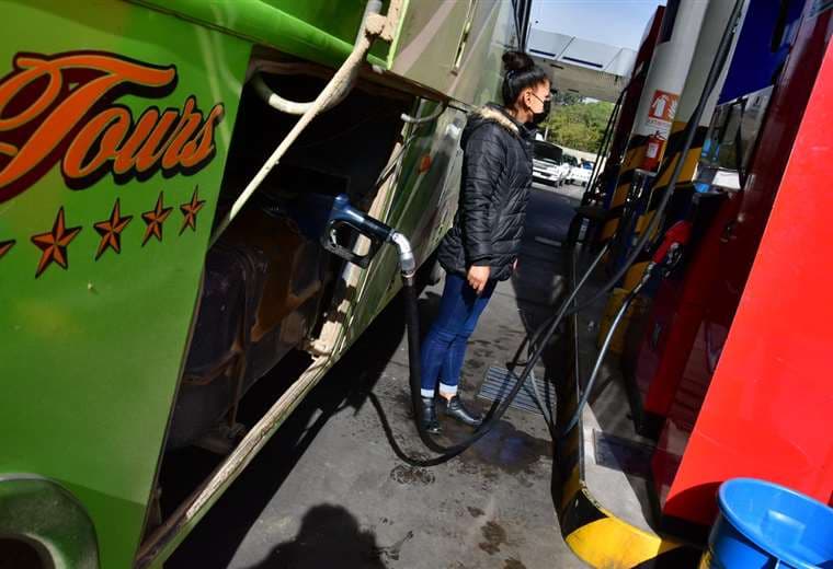 Carga de combustible en Cochabamba I APG Noticias.