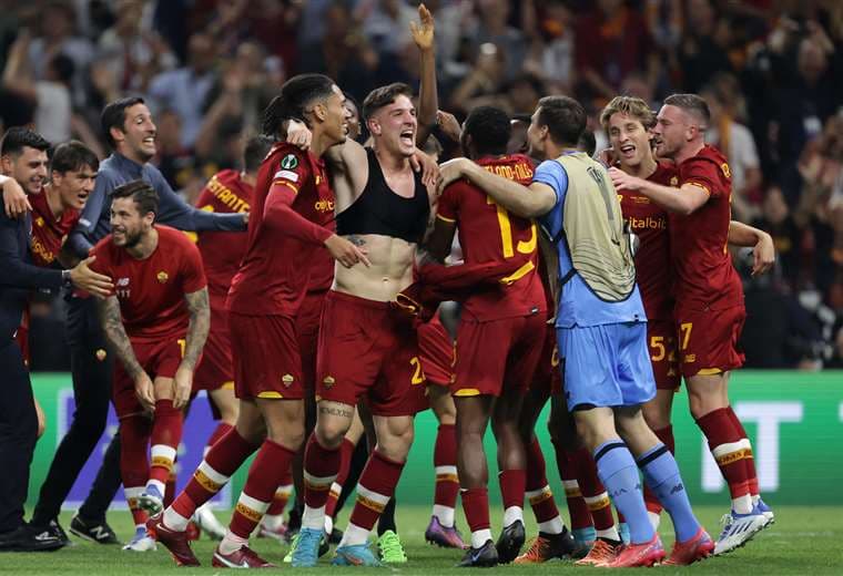 Festejan los jugadores de Roma el nuevo título europeo. Foto. AFP