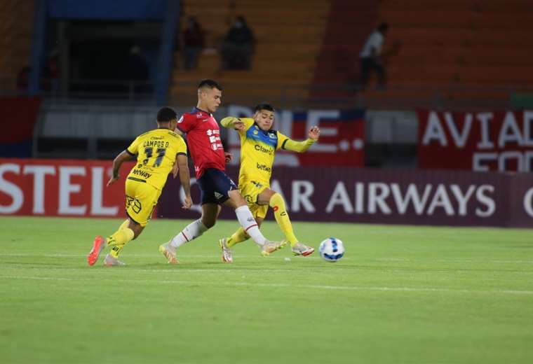 Villarroel disputa el balón con dos rivales del Everton. Foto: APG