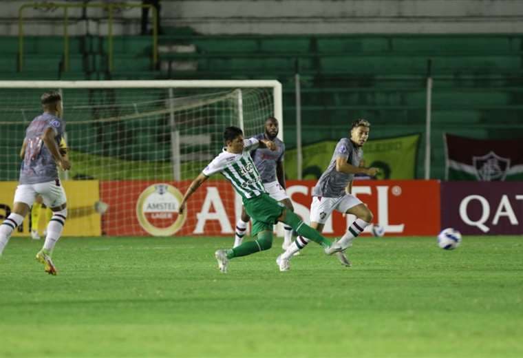 Oriente y Fluminense juegan en el estadio Tahuichi. Foto: Jorge Ibáñez