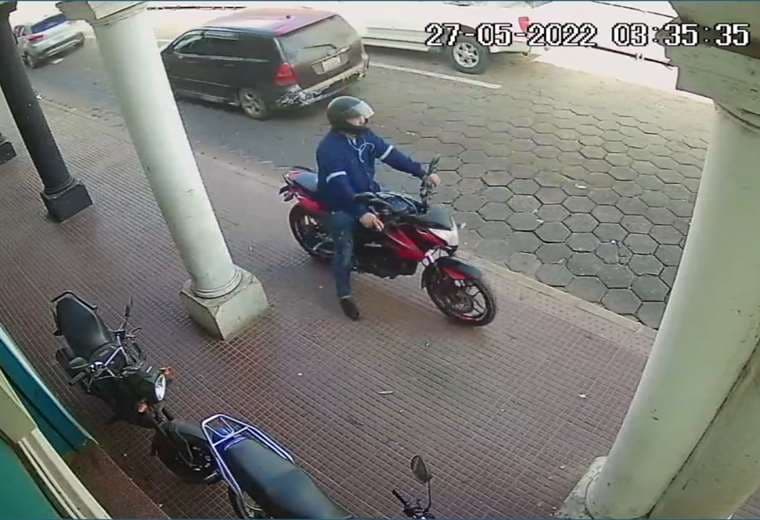 Una cámara de seguridad filmó a uno de los atracadores en moto minutos antes del hecho.