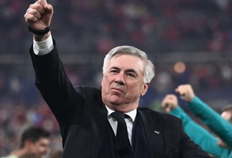 Carlo Ancelotti con el puño en alto en señal de victoria. Foto: AFP