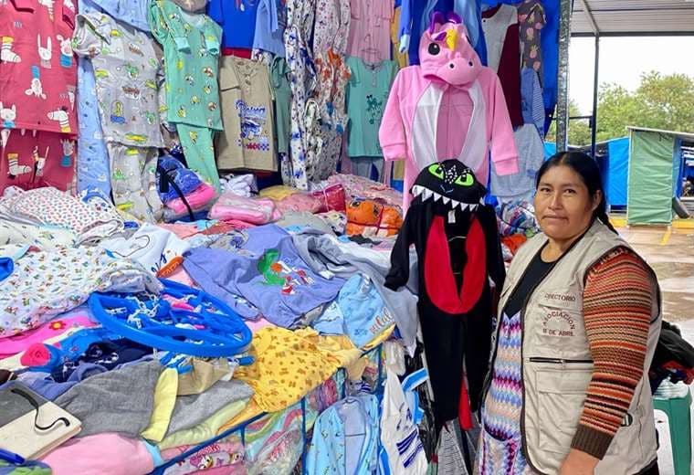 Máxima Canosa tiene novedosos diseños infantiles en su puesto. Foto / Elizabeth La Fuente
