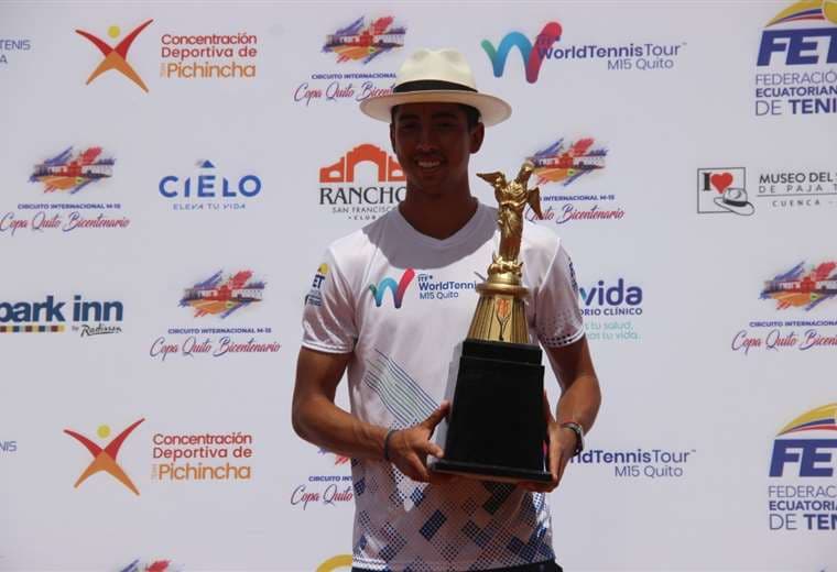 Murkel Dellien con el trofeo que ganó el domingo en Ecuador. Foto: FET