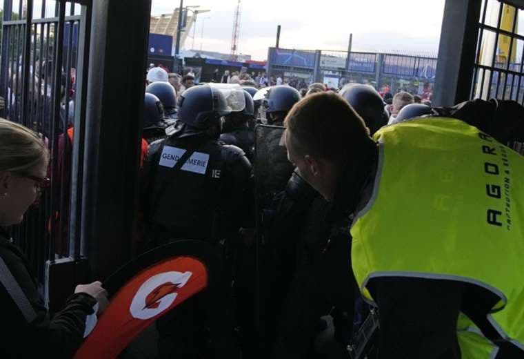 Miles de hinchas ingleses no pudieron entrar al Stade de France. Foto: Internet